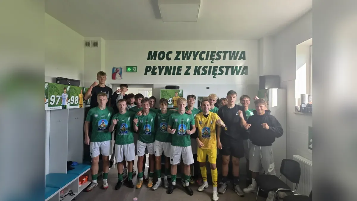 Piłkarze Pelikana II Łowicz świętują w szatni zwycięstwo 11:0 nad Błękitnymi Dmosin.