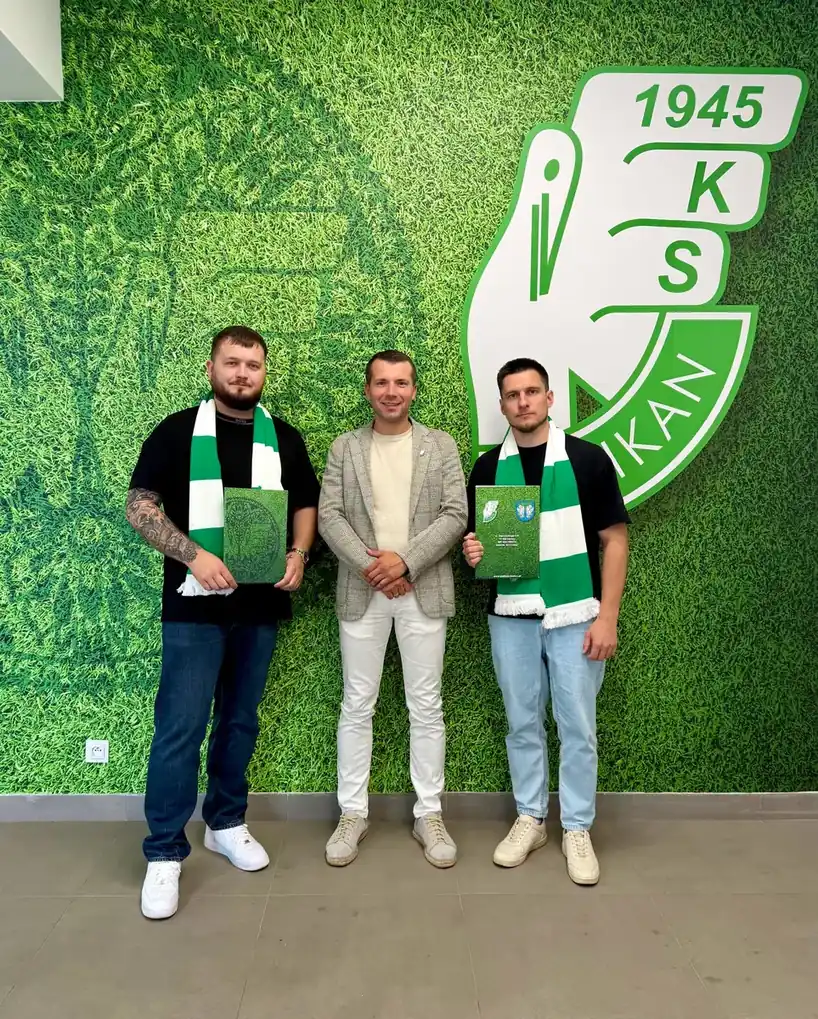 Sponsor Big Future Uczestnicy spotkania sponsorskiego Big Future pozują przed dużym herbem Pelikana Łowicz.