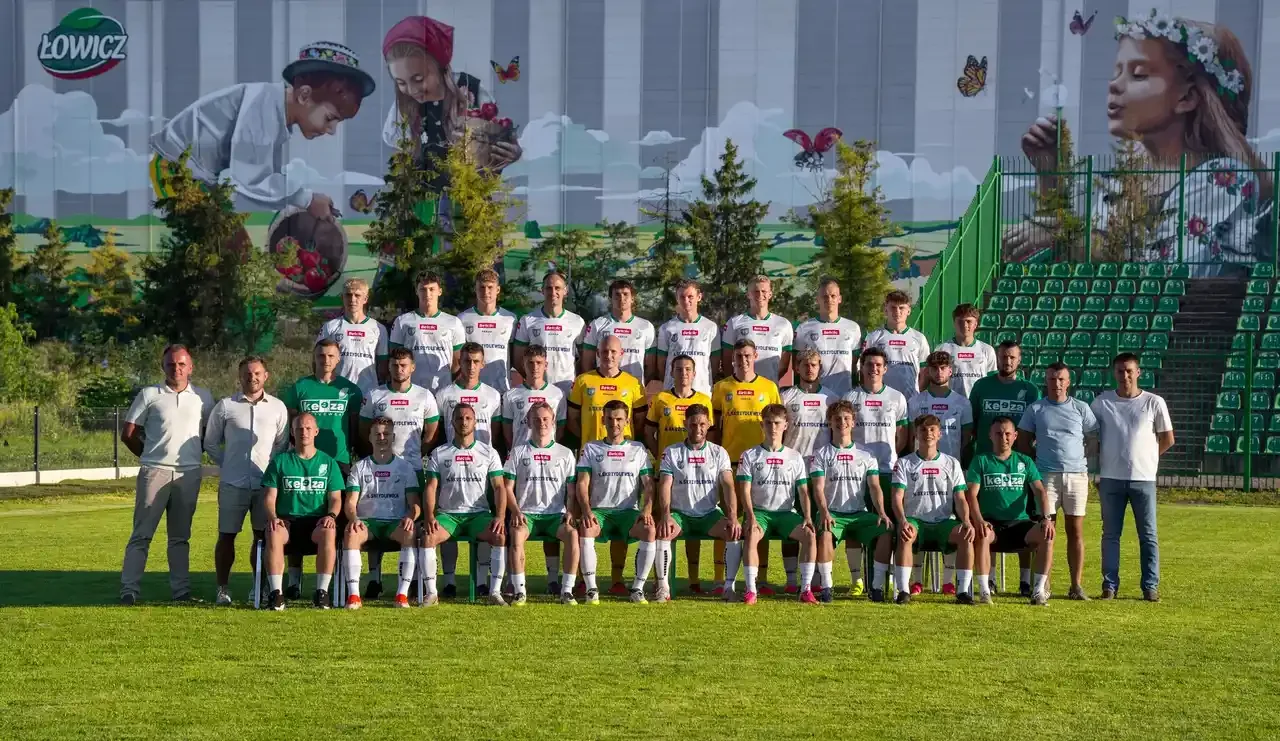 Drużyna KS Pelikan Łowicz — zdjęcie zespołowe na stadionie