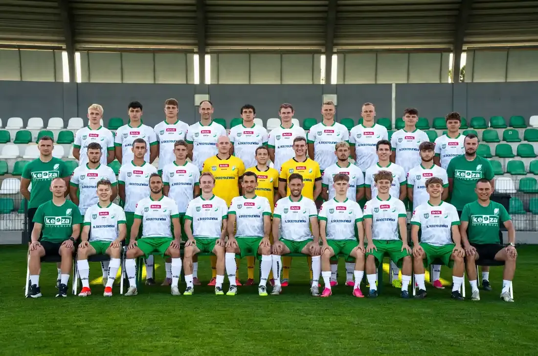 Kadra KS Pelikan Łowicz na sezon 2026/2027 — oficjalne zdjęcie drużynowe na Stadionie Miejskim