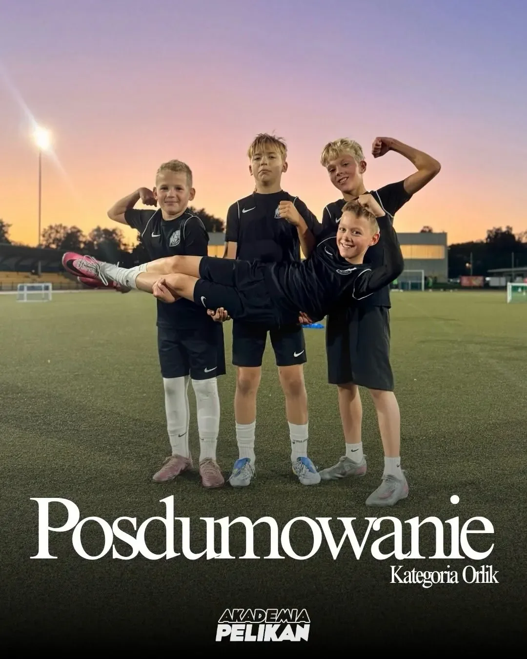 Czterech młodych zawodników w ciemnych strojach na plakacie podsumowującym kategorię Orlik.