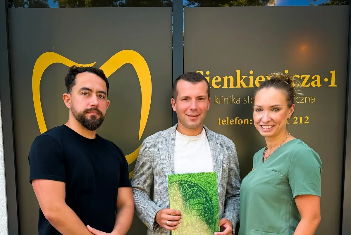 Sponsor Sienkiewicza 1 Uczestnicy spotkania sponsorskiego Pelikana Łowicz pozują z dokumentem przed logo centrum Sienkiewicza 1.