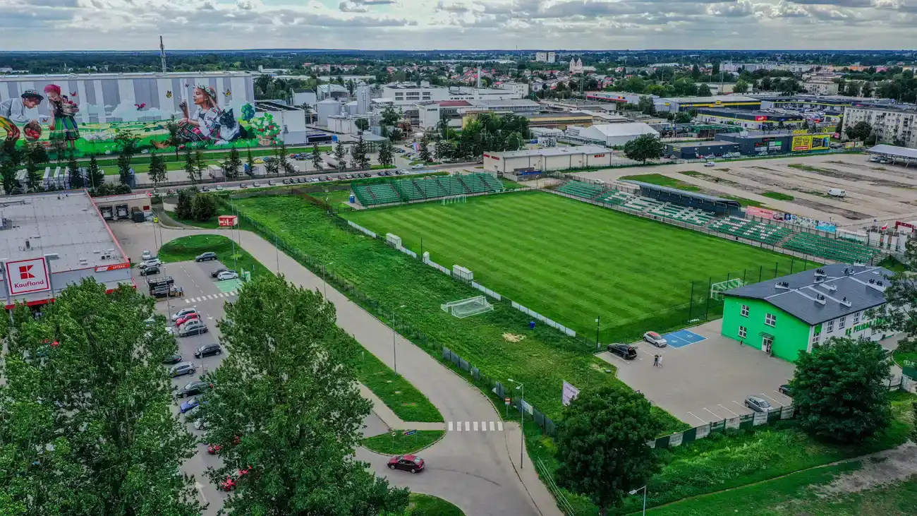 Kompleks Stadionu Miejskiego w Łowiczu widziany z powietrza wraz z budynkiem klubowym i okolicą.