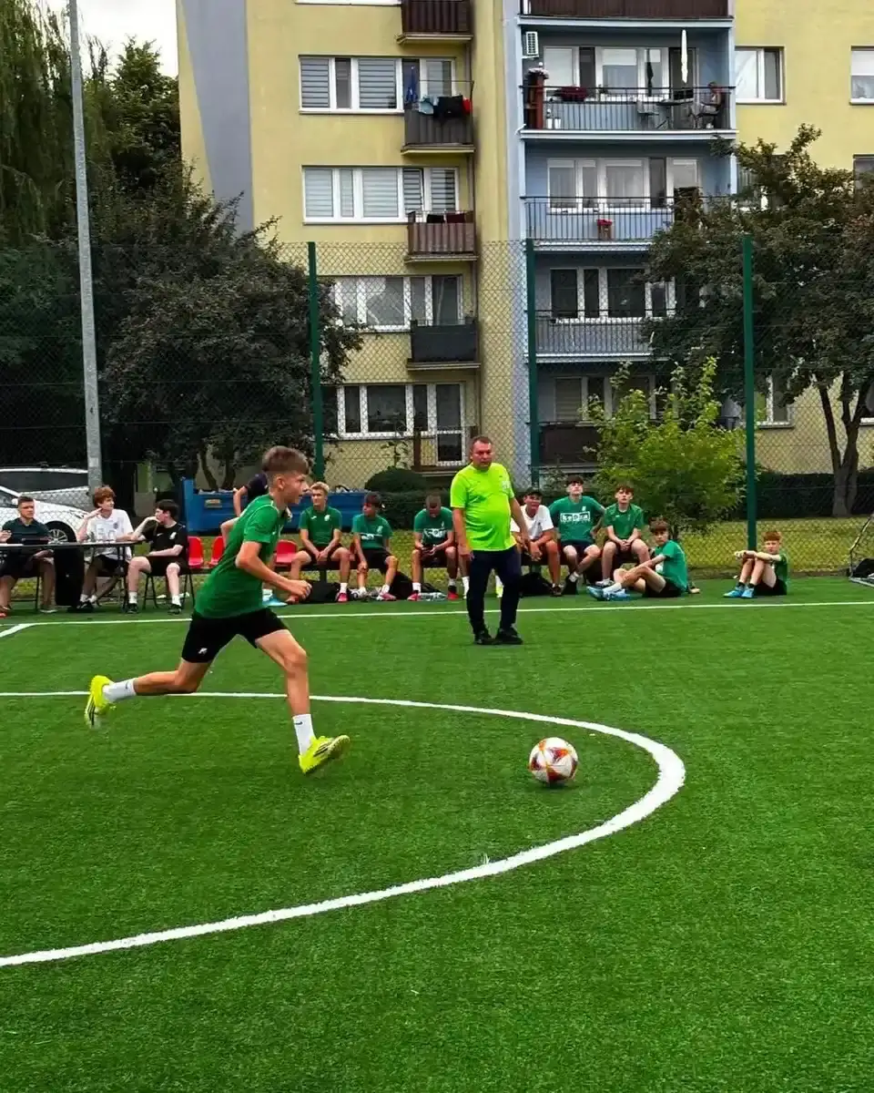 Młody piłkarz biegnie do piłki podczas turnieju Zatorze Cup na boisku przy ul. Bolimowskiej.